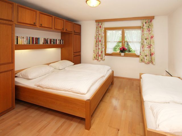 zweites Schlafzimmer mit Doppelbett und Einzelbett